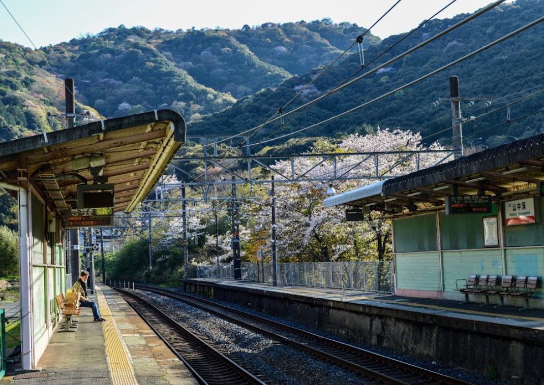 La gare vide de Yamanakadani au Japon