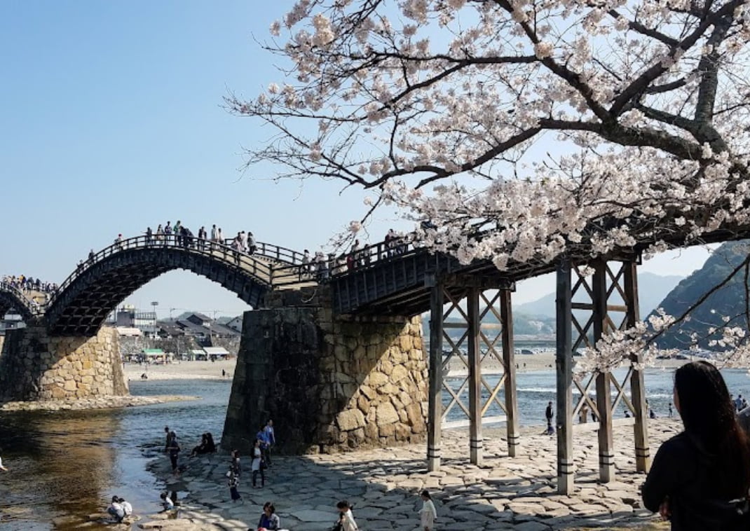 Des visiteurs qui se promènent sur le pont Kintai, Iwakuni.