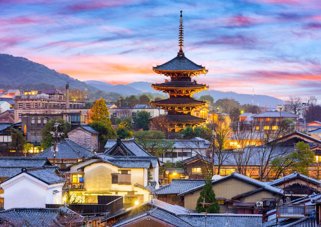 Paysage urbain du soir dans le quartier historique de Higashiyama, Kyoto