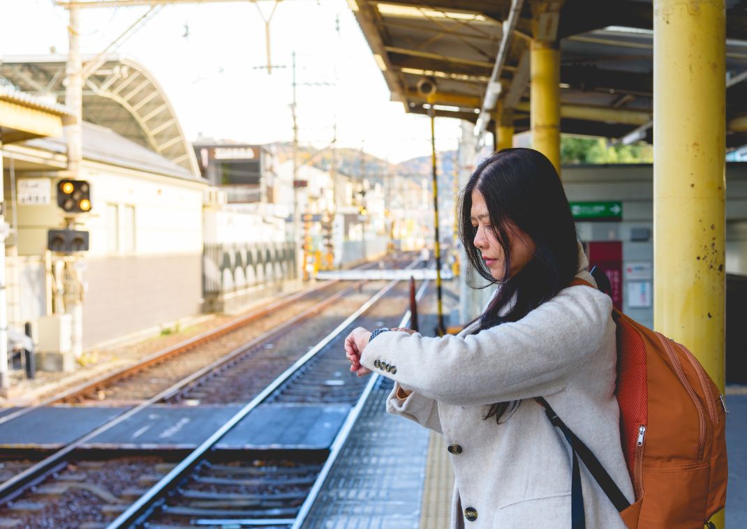 Femme regardant sa montre dans une gare au Japon