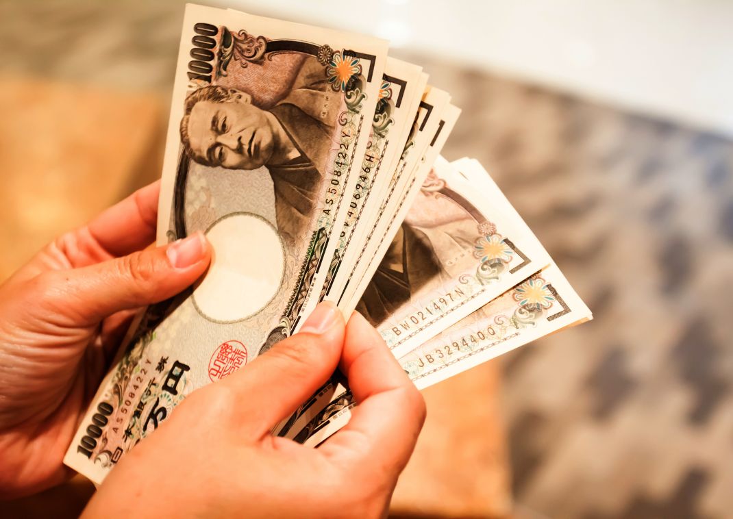 Personne éventant une grande quantité de billets de banque en yens japonais