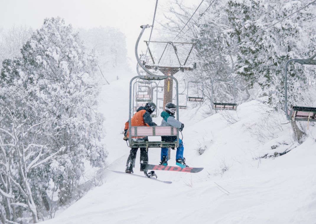 Snowboarders à la station de ski de Hakuba