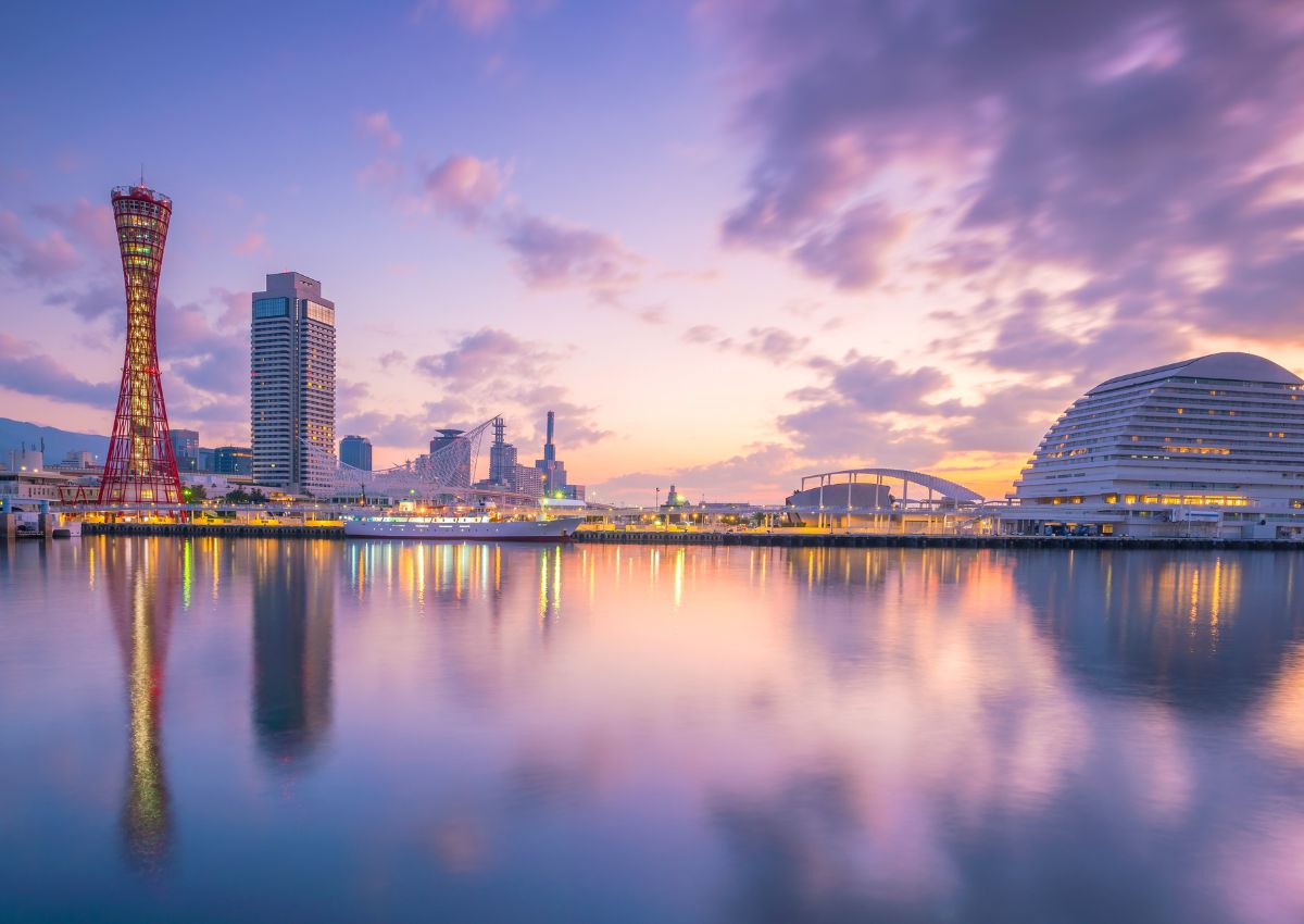 Skyline et port de Kobe au Japon au crépuscule
