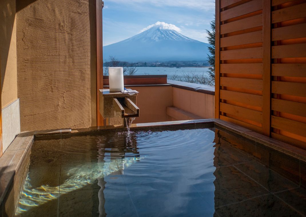 Onsen donant sur le mont Fuji, Japon