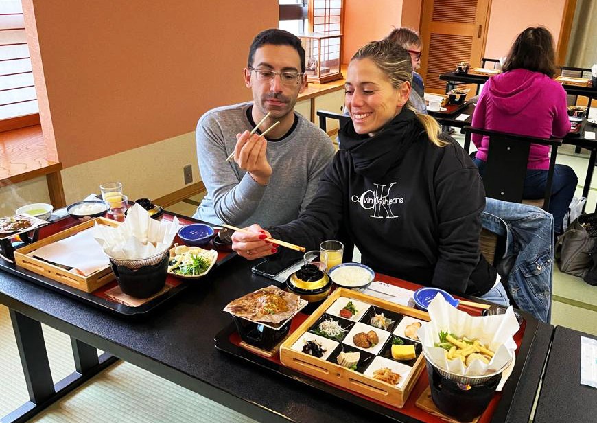 Couple d'un groupe Japanspecialist au restaurant au Japon