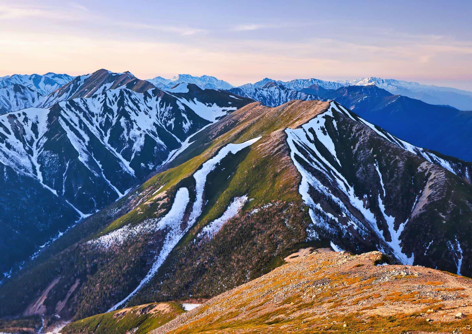 Coucher du soleil sur le mont Jonendake et le mont Otensho, Alpes du Nord, Japon