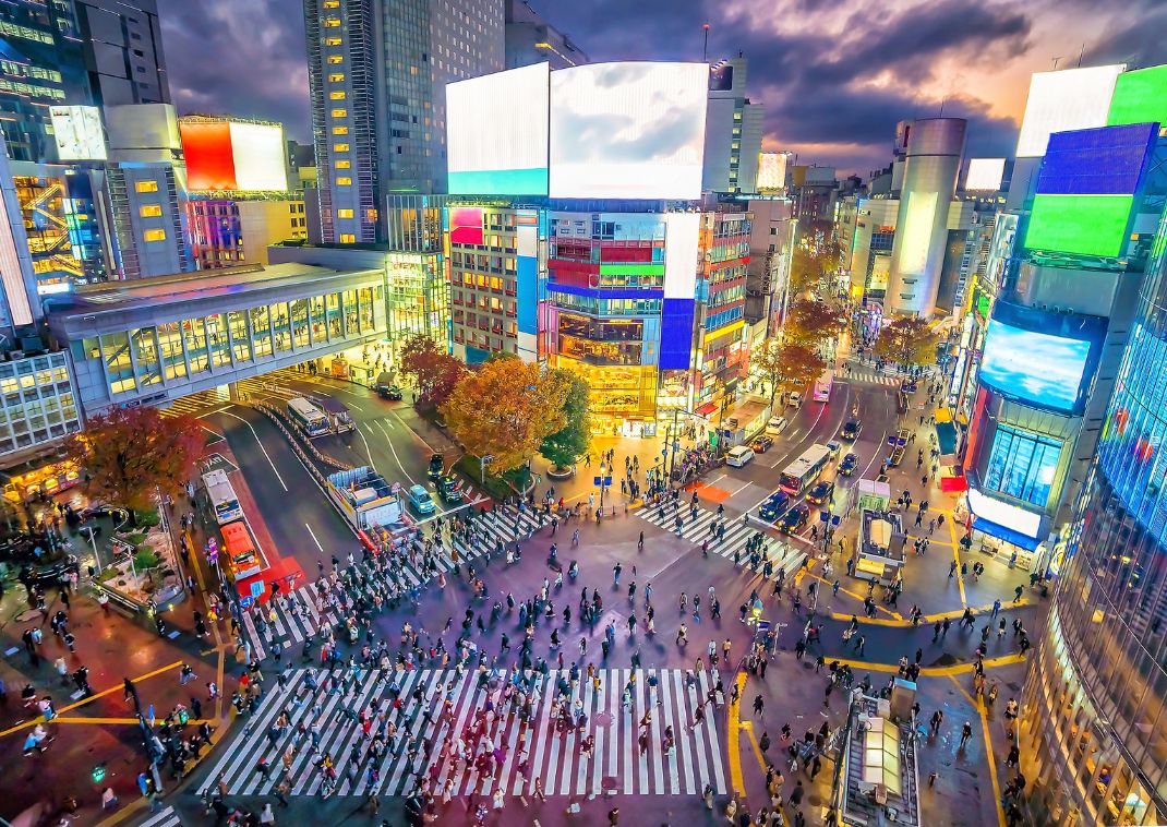 Le-célèbre-passage-piétons-de-Shibuya-à-la-tombée-du-jour-à-Tokyo