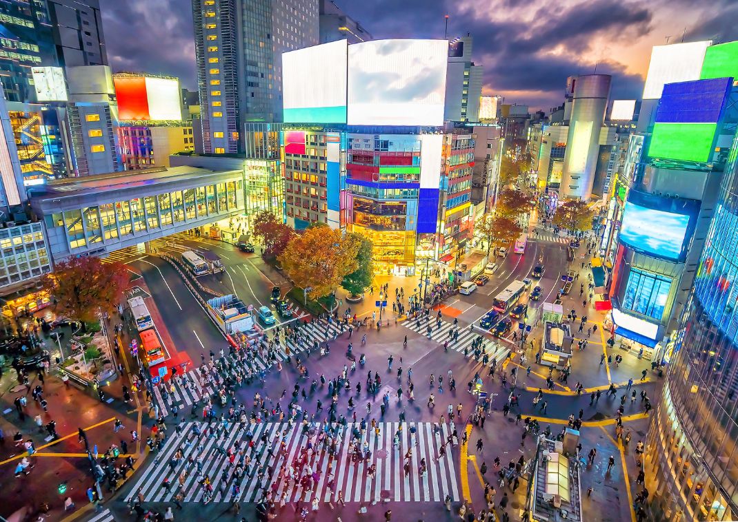 Le-célèbre-passage-piétons-de-Shibuya-à-la-tombée-du-jour-à-Tokyo