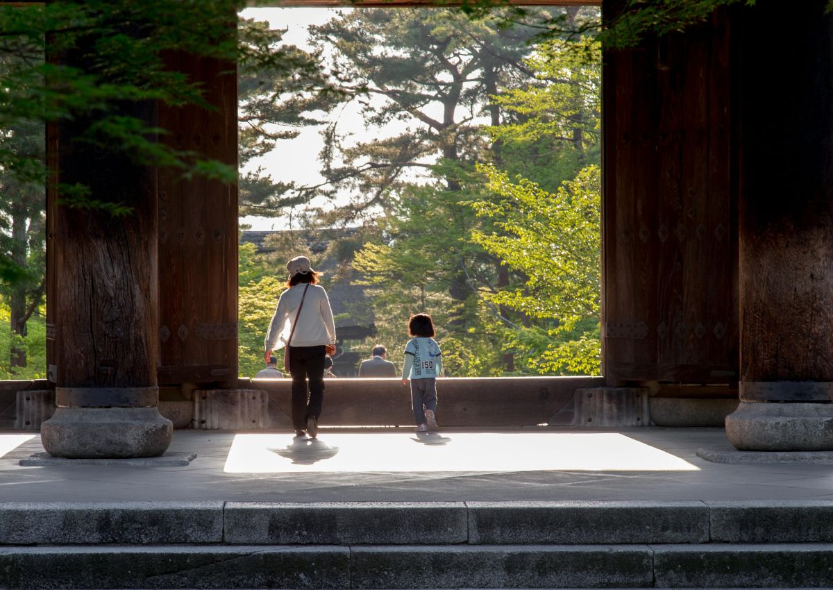 Une mère et sa fille dans un temple de Kyoto au Japon