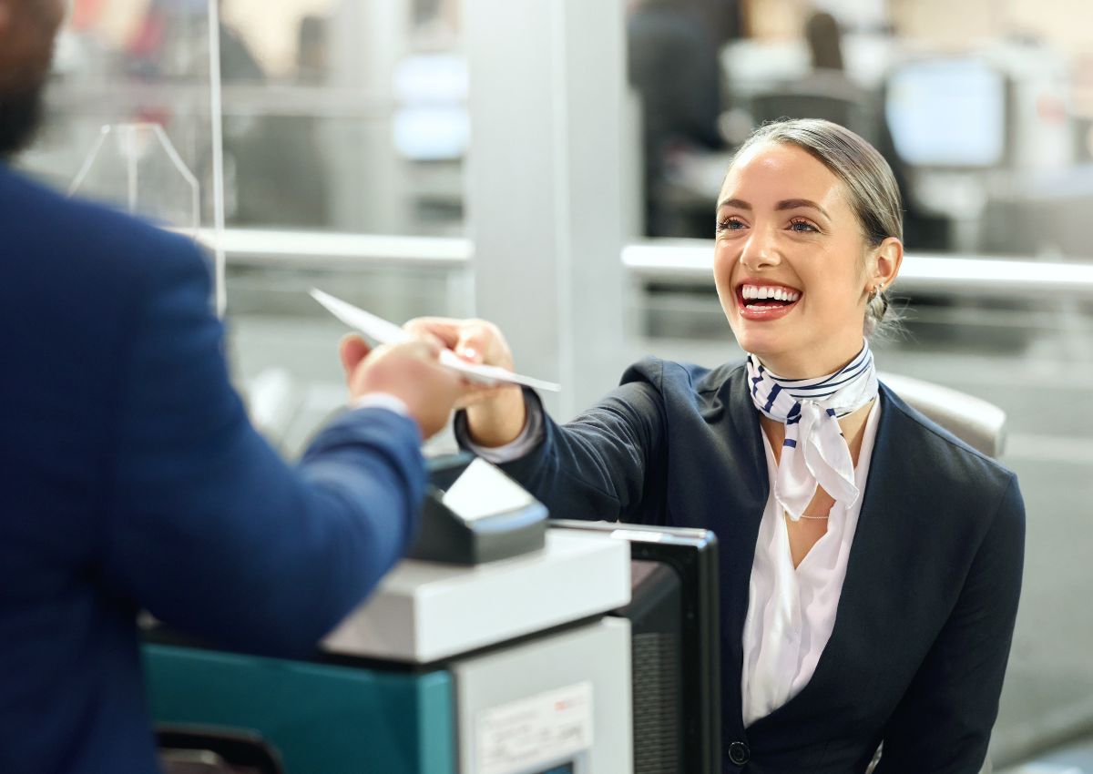 Hôtesse de l’air vérifiant un passport
