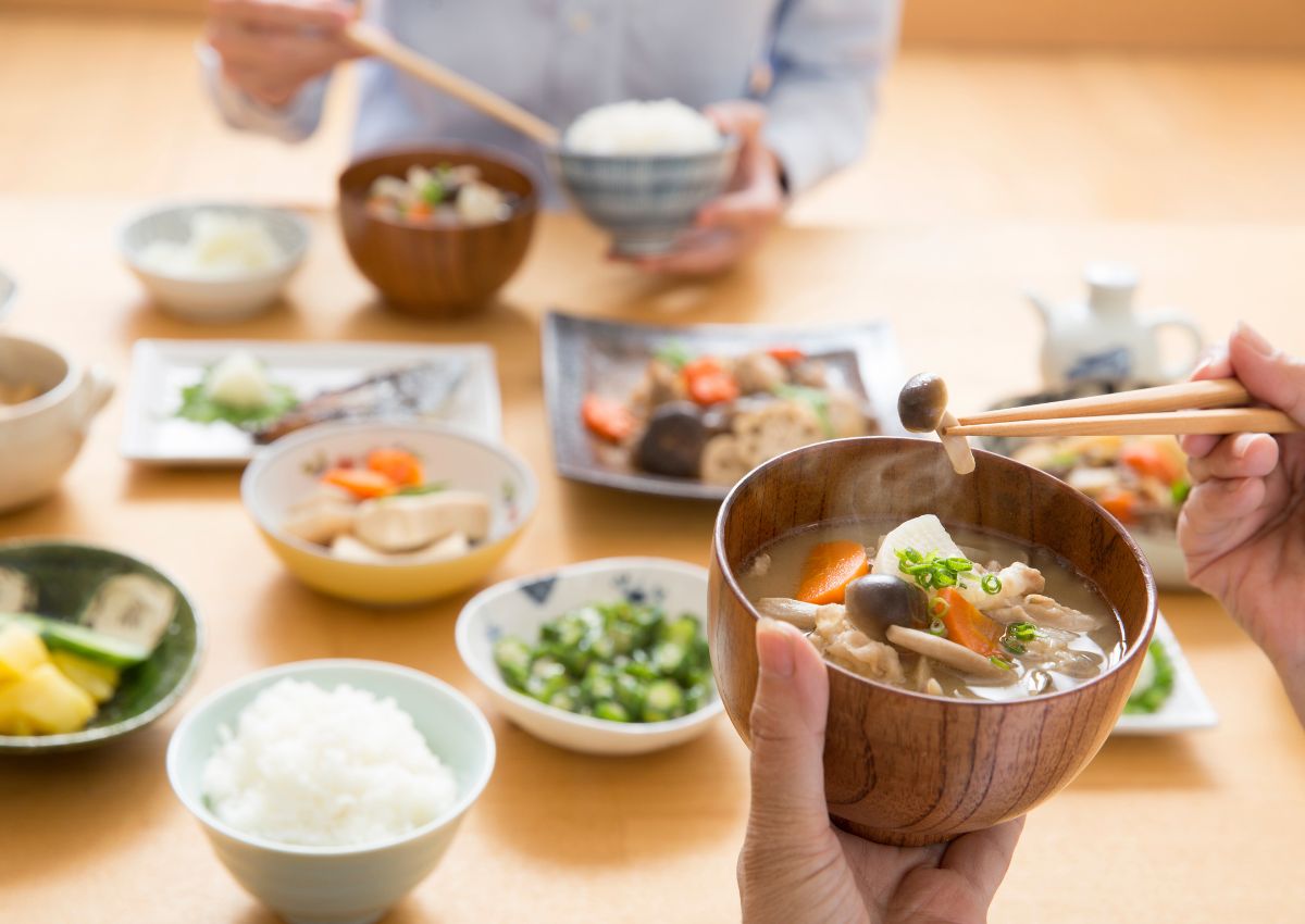 Soupe miso japonaise avec viande et champignons