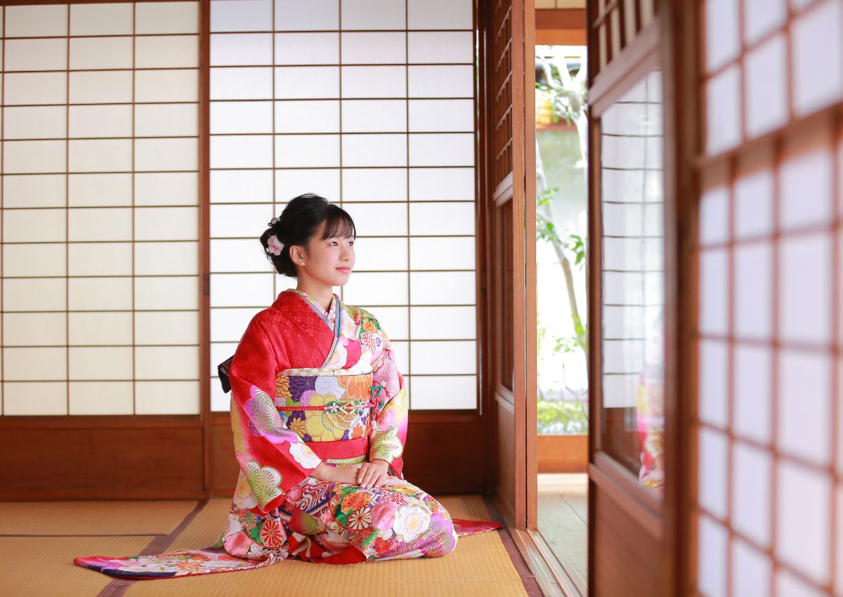 Jeune femme en kimono dans une pièce japonaise traditionnelle recouverte de tatamis