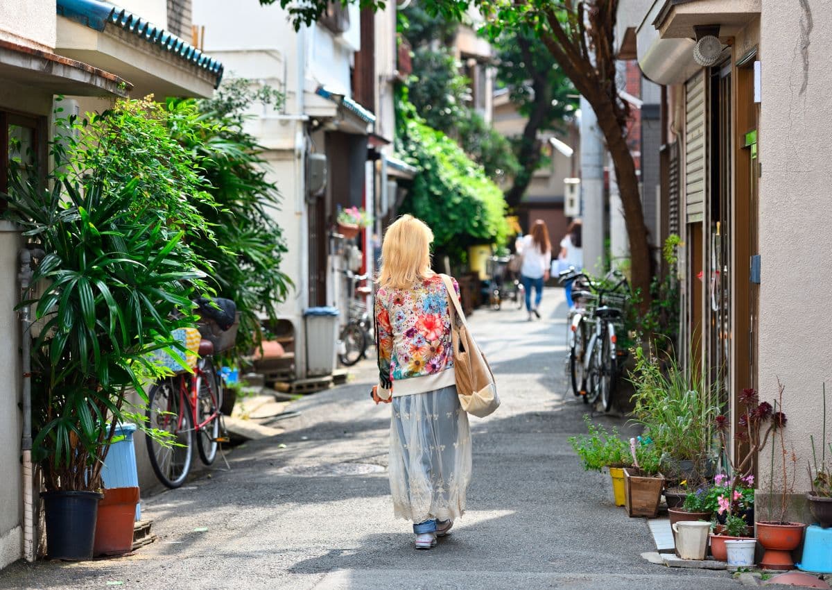 Femme marchant dans le quartier de Nakazakicho à Osaka, Japon
