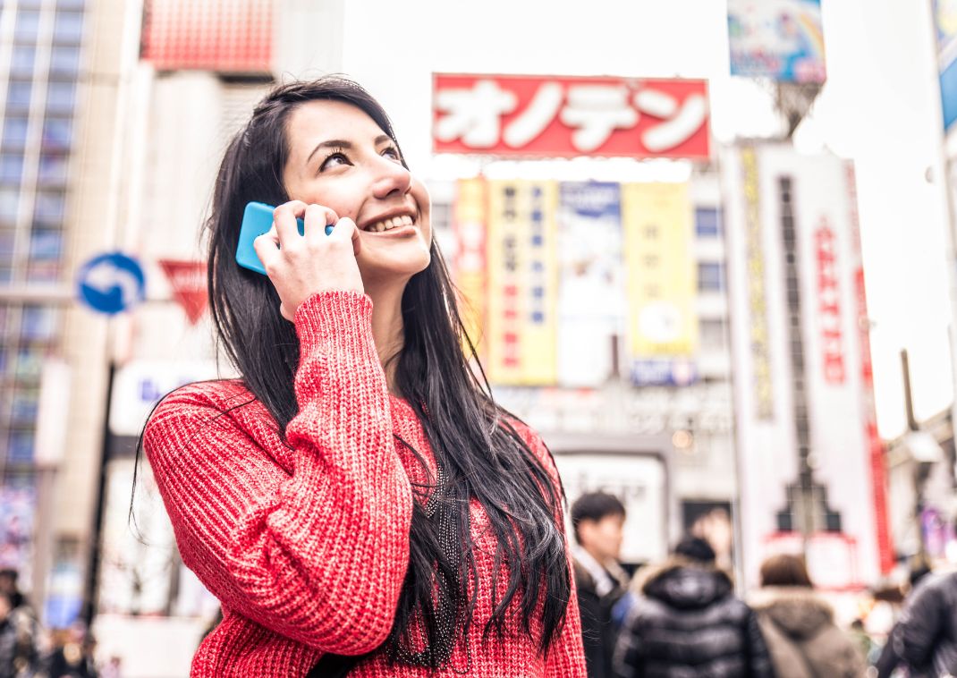 Femme parlant au téléphone à Tokyo, Japon