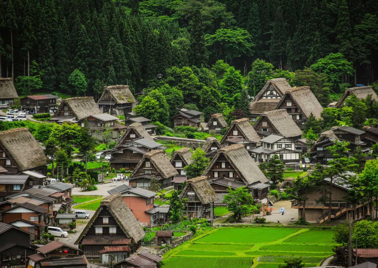  Maisons de Gassho zukuri dans le village de Gokayama