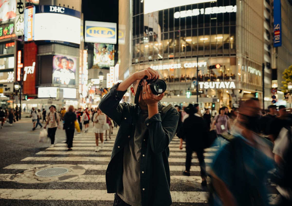  Un homme prenant une photo sur le carrefour de Shibuya, Tokyo