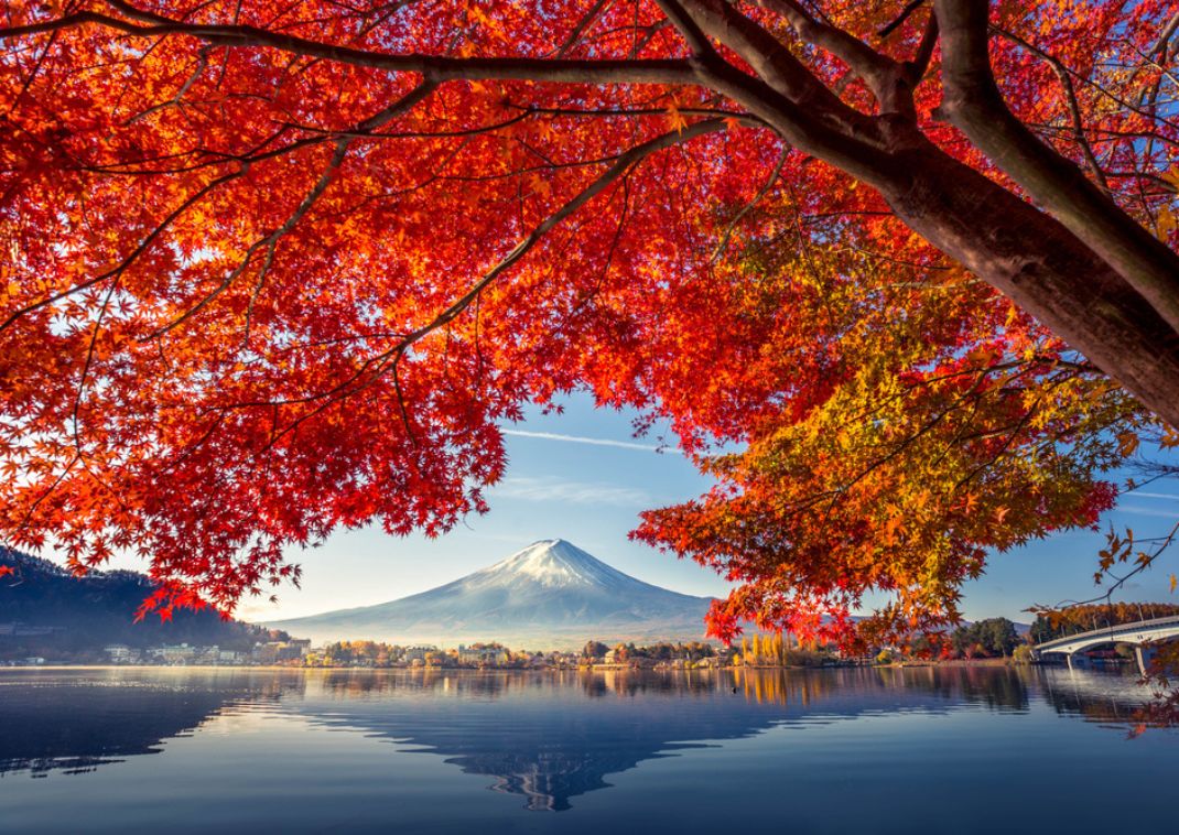 Le mont Fuji vu depuis le lac Kawaguchi durant l’automne au Japon