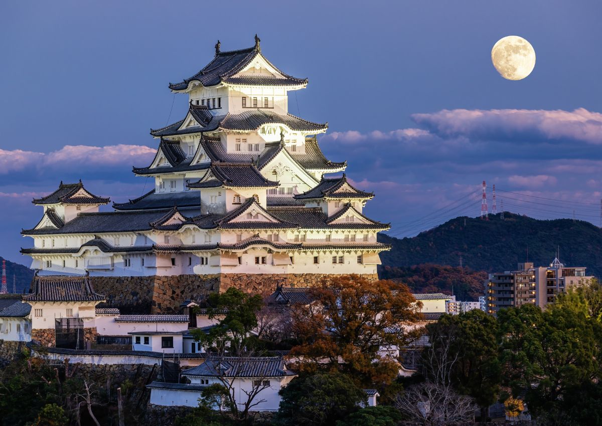 Le château d’Himeji illuminé par la pleine lune, Japon