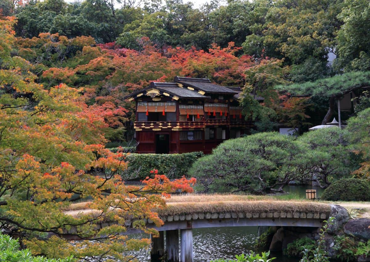 Bâtiment japonais et étang dans le jardin Sorakuen