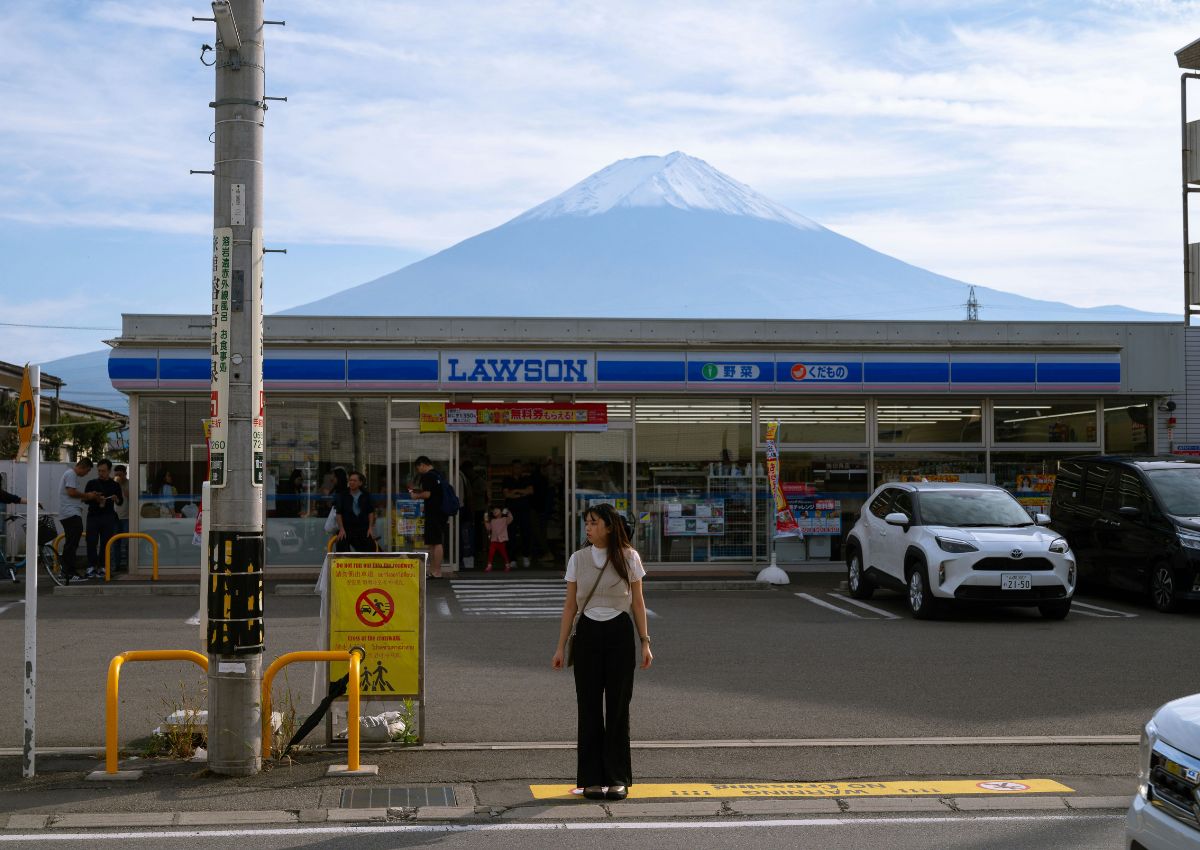 Konbini japonais avec vue sur le mont Fuji