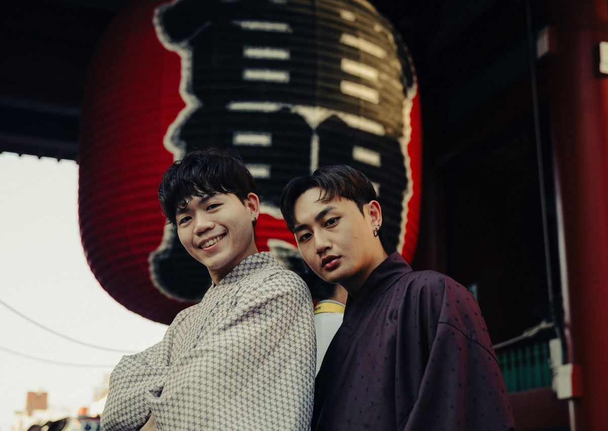 Jeunes hommes en kimono dans le quartier d’Asakusa, Tokyo