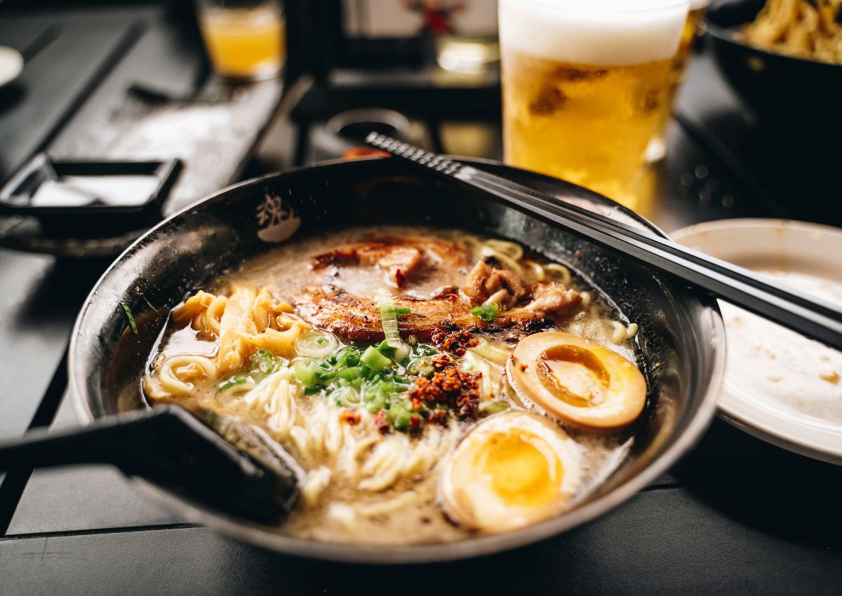 Bol de ramen posé sur une table