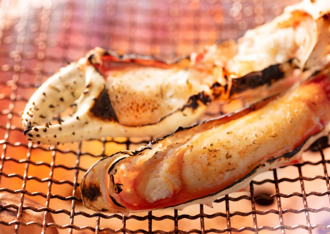 Pinces de crabe royal rouge grillées, une spécialité de Hokkaidō