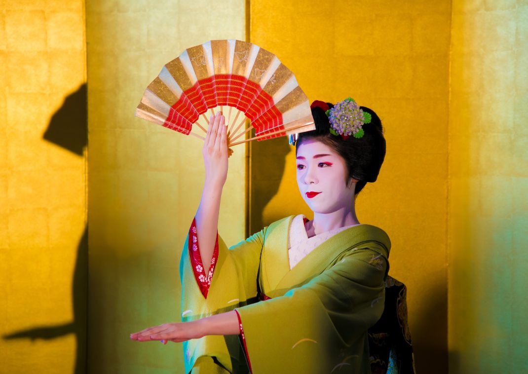 Une geisha dansant en kimono, Japon