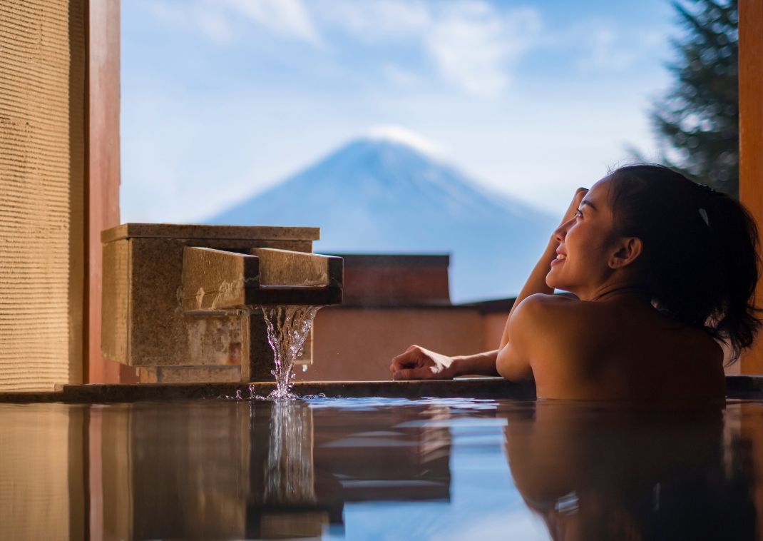 Jeune femme profitant d’un onsen au Japon