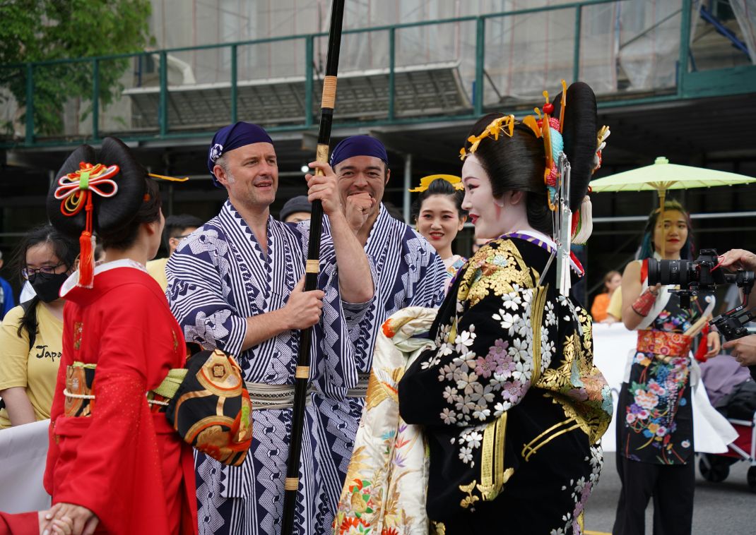 Européen participant à un festival japonais auprès de geisha