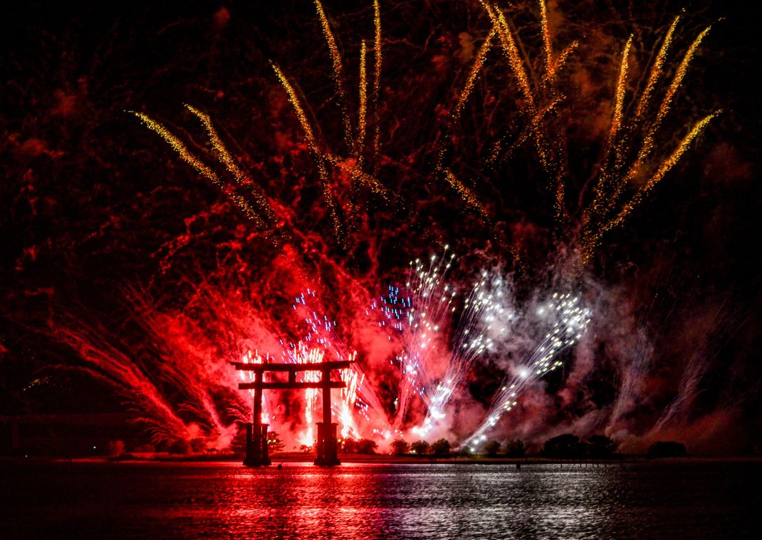 Le torii de Betenjima illuminé par les feux d’artifice estivaux