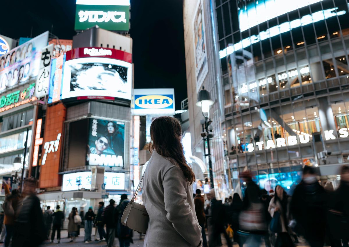 Jeune femme sur le carrefour de Shibuya, Tokyo, Japon