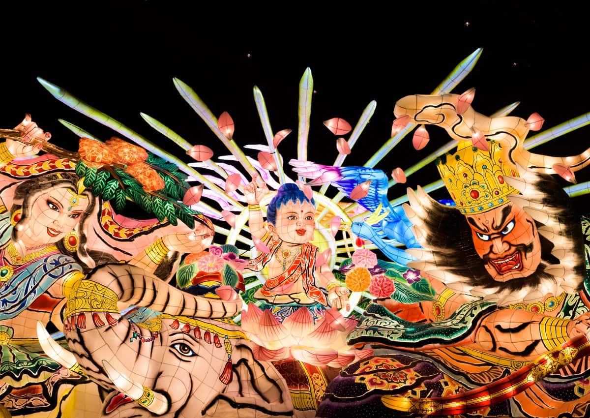 Chars lumineux du festival Nebuta de nuit, Aomori, Japon