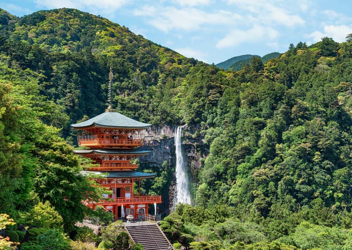 Pagode devant les chutes de Nachi sur la route du pélerinage du Kumano Kodo, Japon