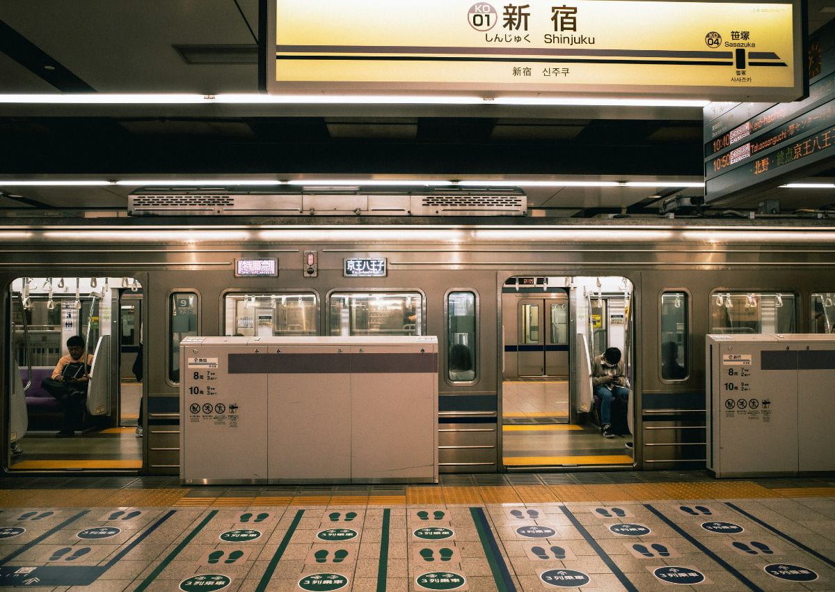 Quai de la station de Shinjuku dans le métro de Tokyo, Japon