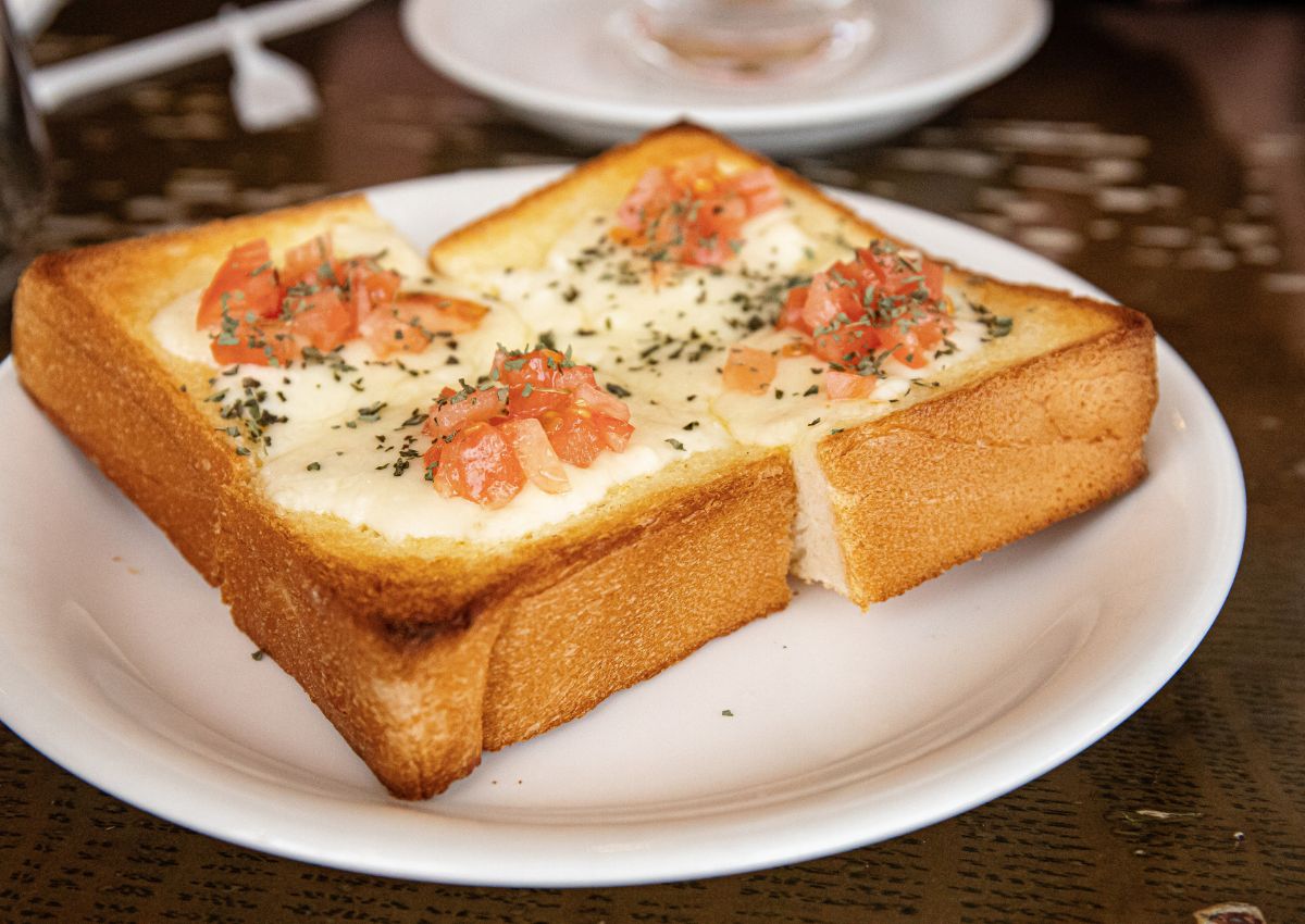 Pain grillé et fromage servi au petit déjeuner au Japon