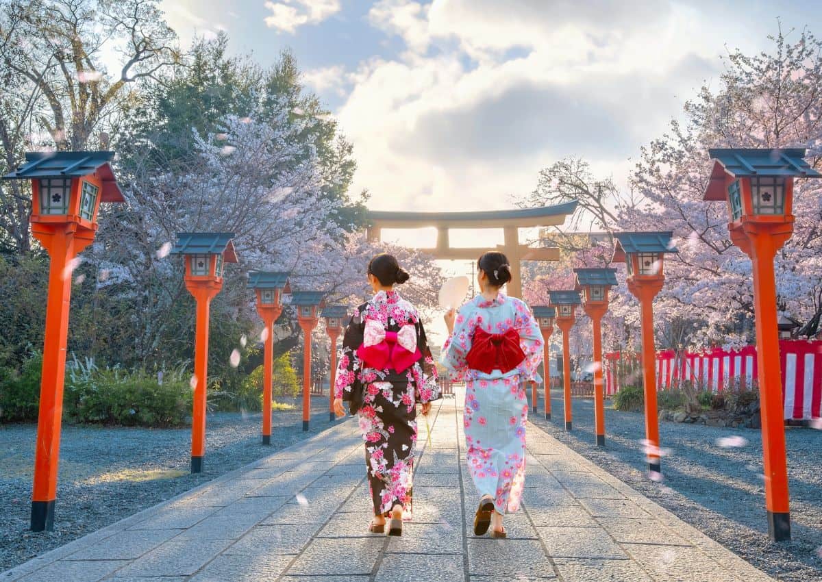 Jeunes femmes japonaises en Yukata traditionnel se promenant devant le sanctuaire Hirano-jinja à Kyoto au printemps
