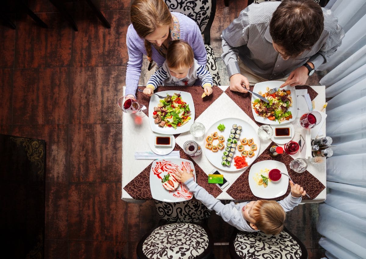 Famille de quatre au restaurant au Japon