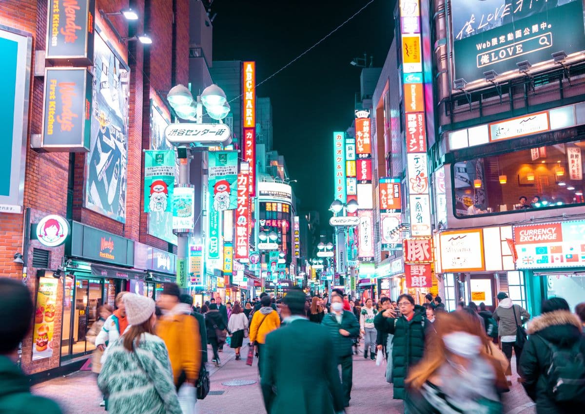 Foule dans les rues de Tokyo avec de nombreuses enseignes, Japon