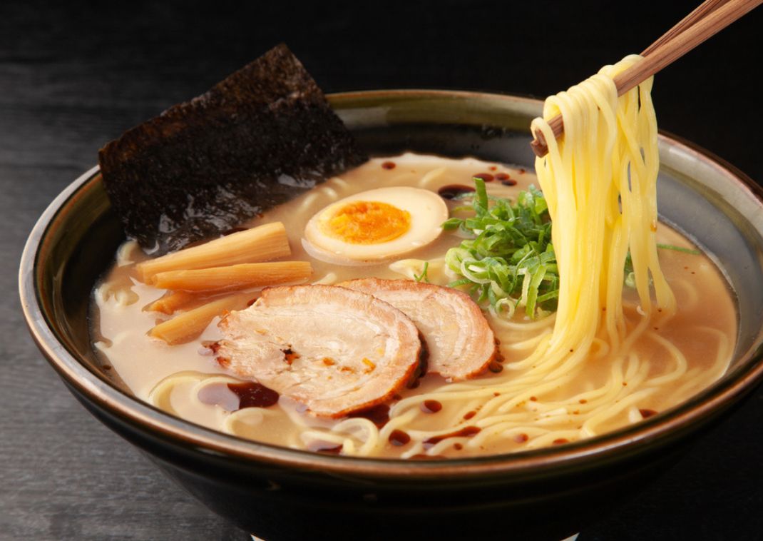 Ramen japonais au bouillon de porc avec différentes garnitures