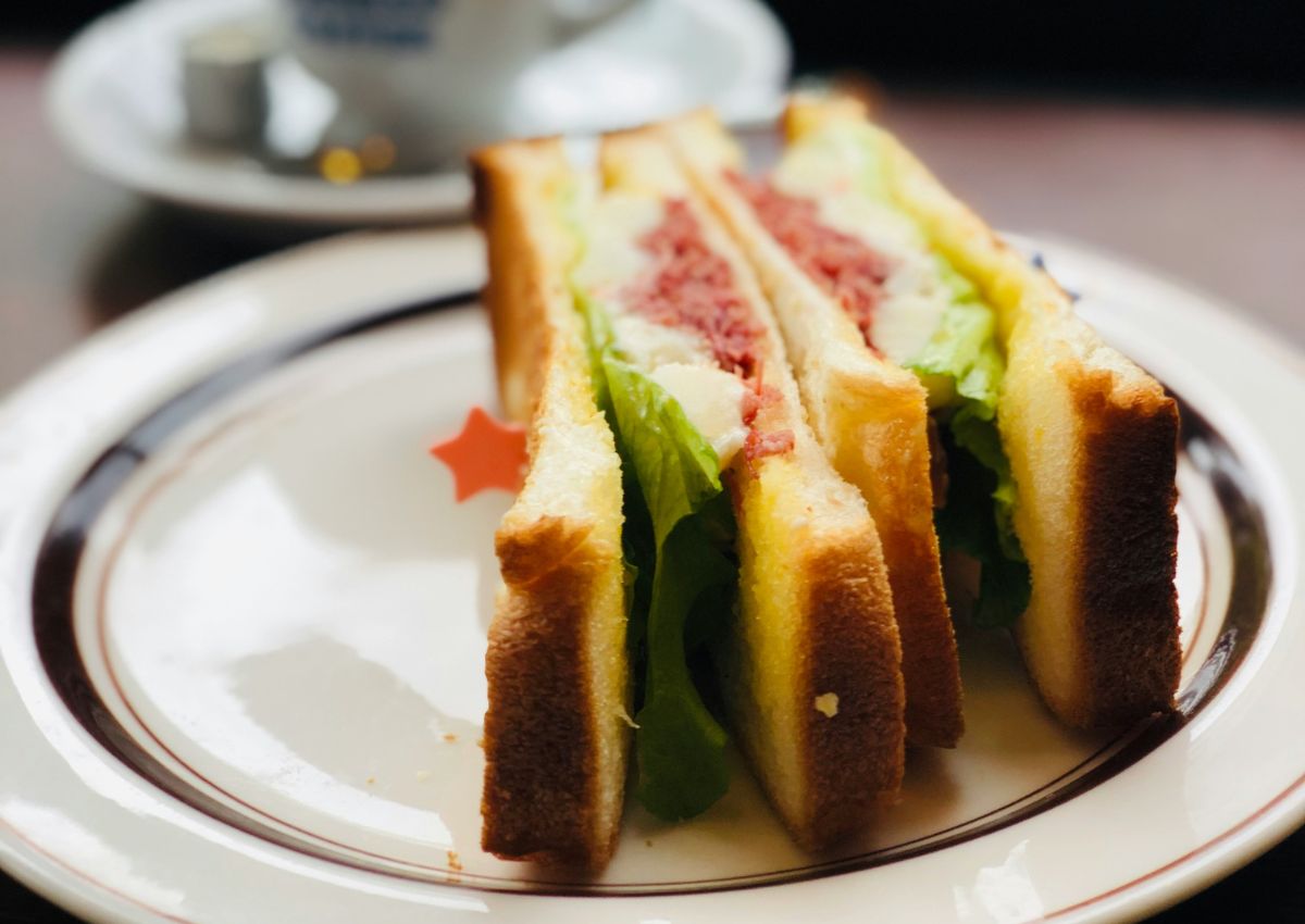 Sandwich posée sur une assiette chez Hoshino Coffee au Japon