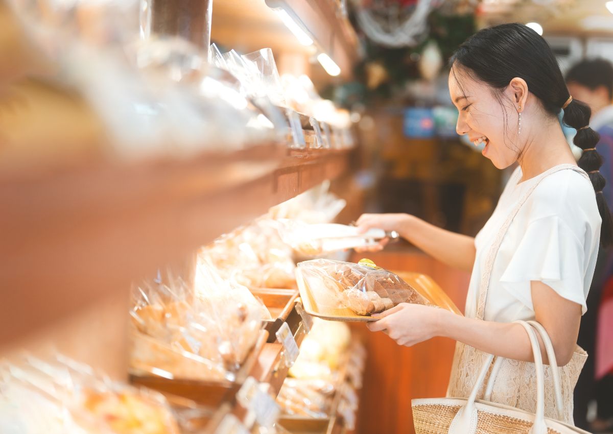 Cliente souriante dans une boulangerie japonaise