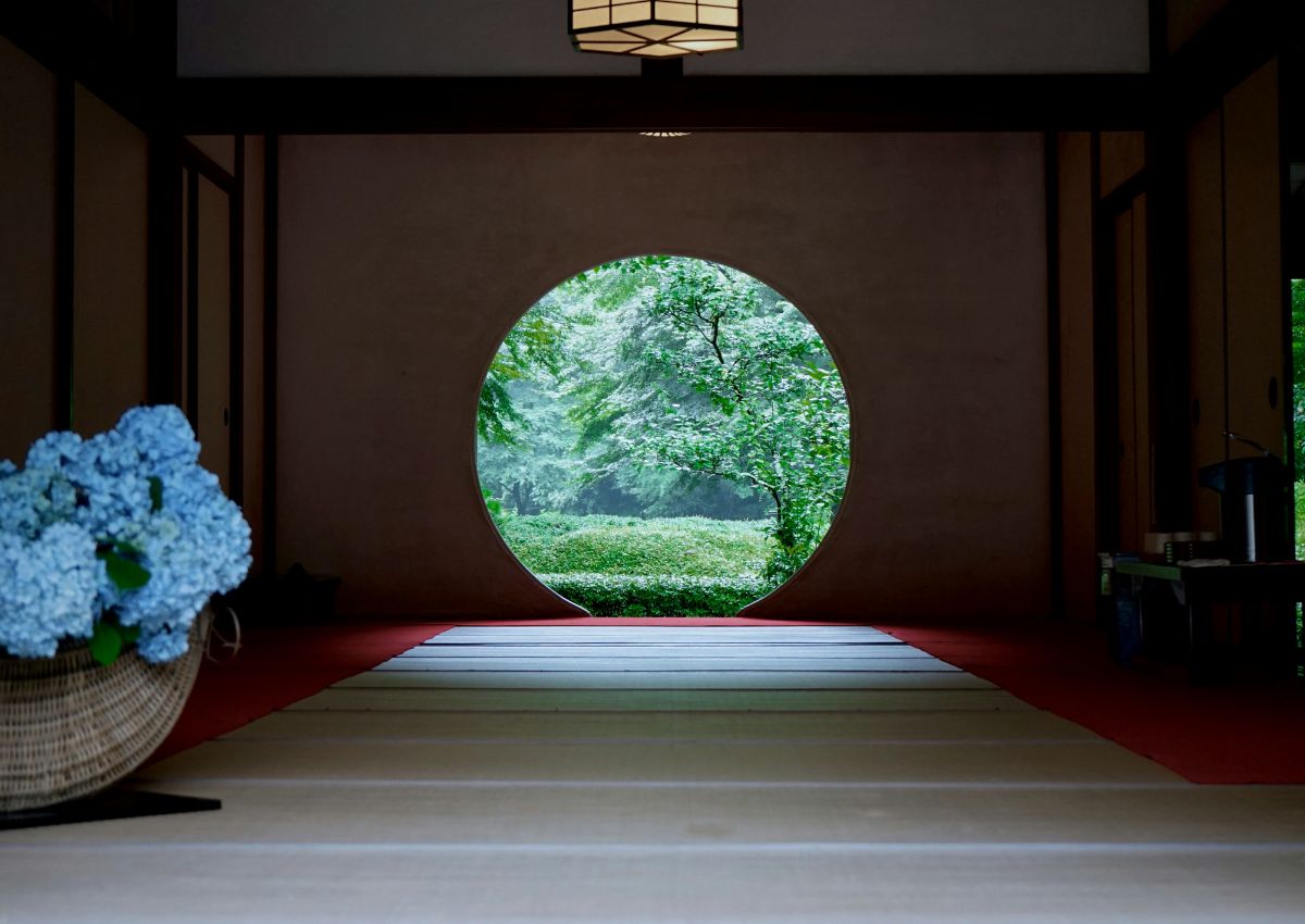 Fenêtre ronde avec décoration au temple Meigetsu-in, Kamakura