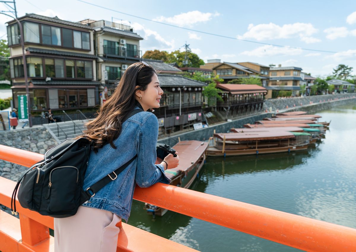 Jeune femme sur un pont à Uji, Kyoto, Japon