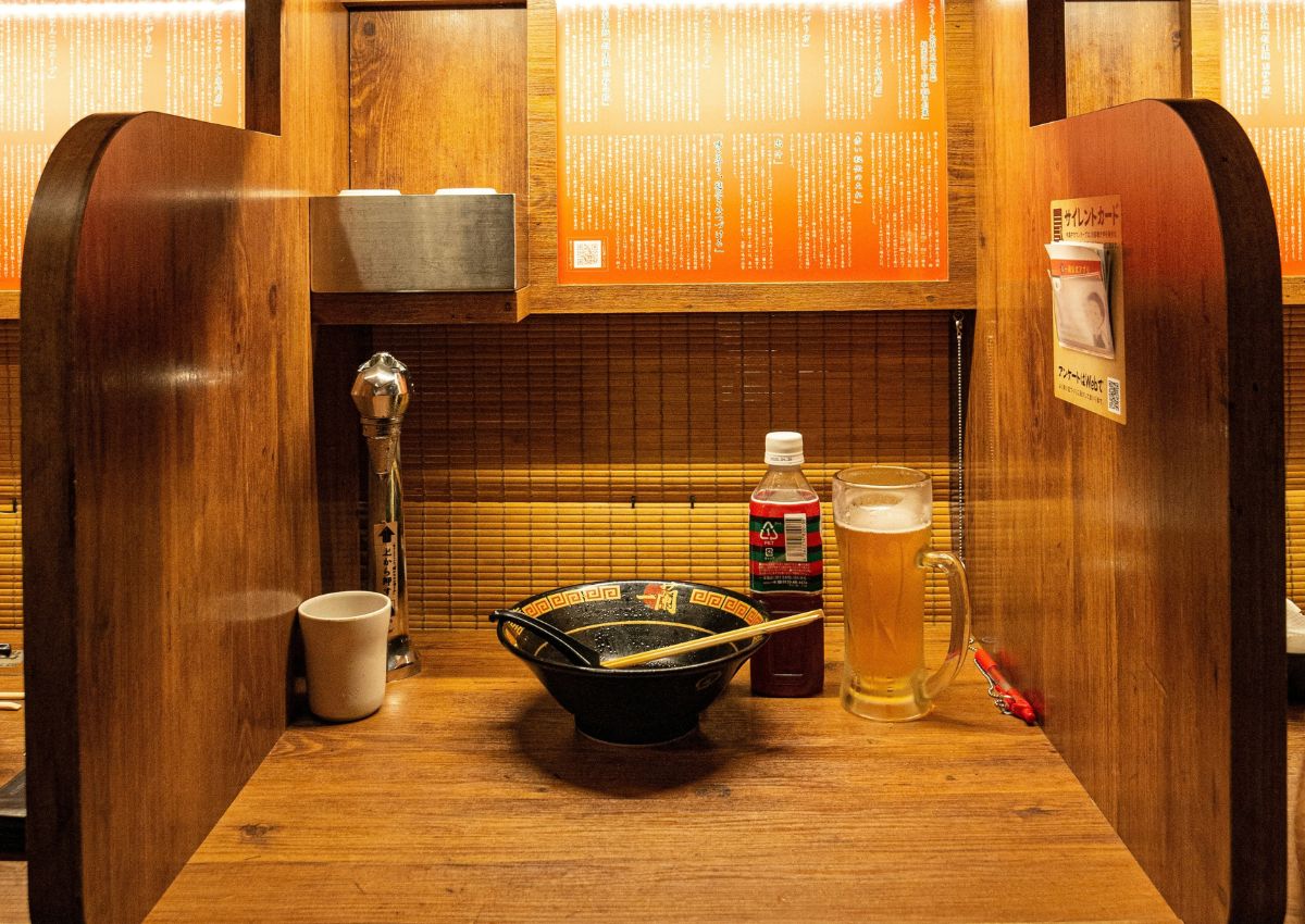 Box en bois pour dîner seul au Japon