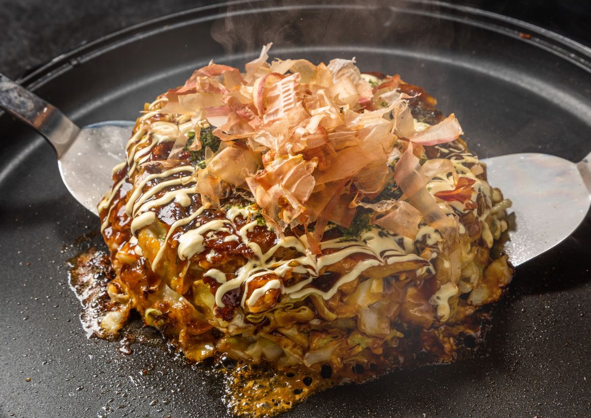 Okonomiyaki sur une plaque chaude