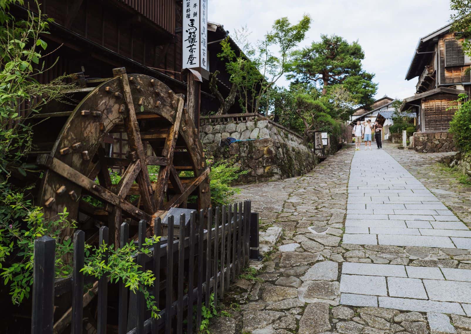 Roue de moulin dans un village historique de la route du Nakasendo