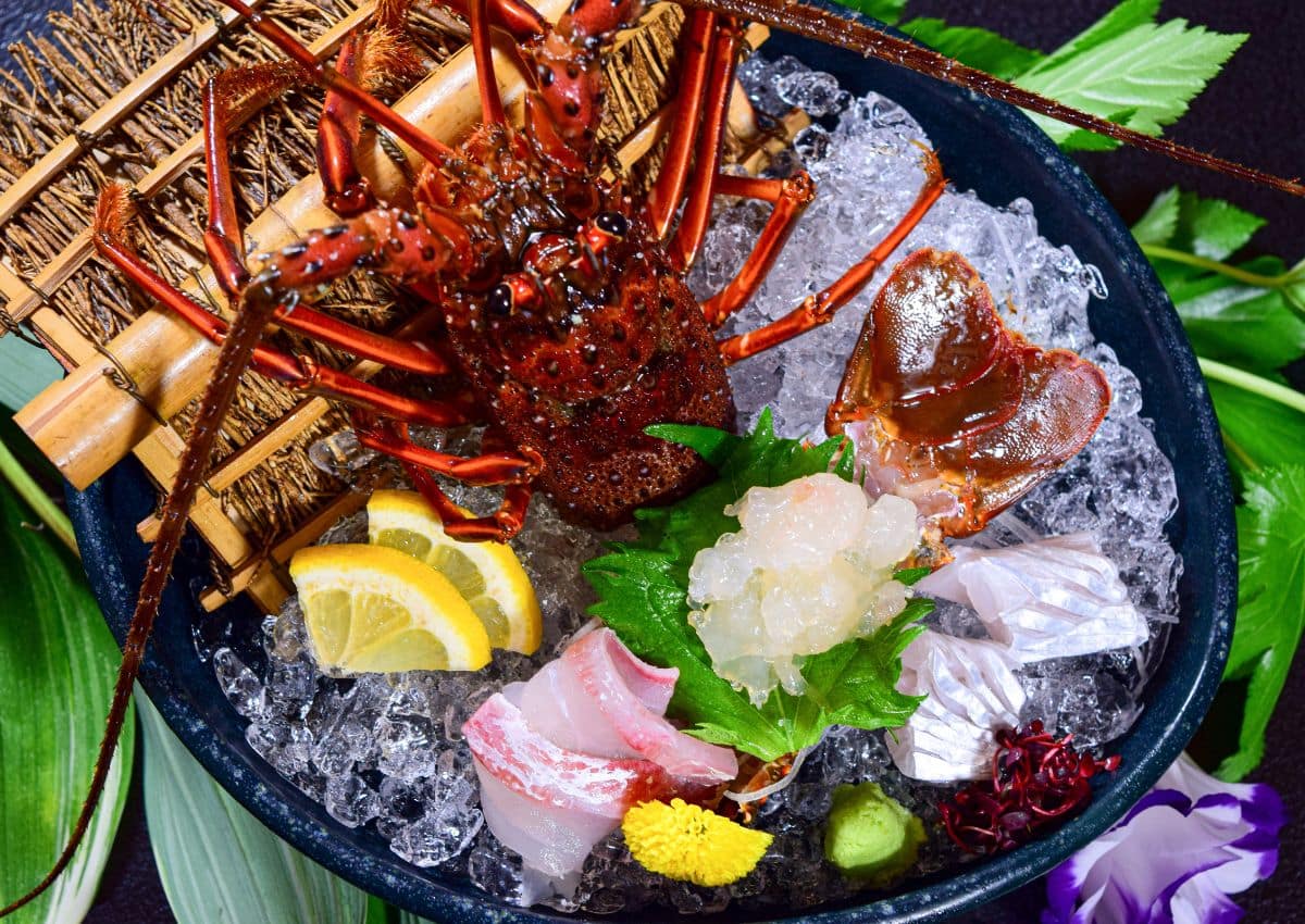 Plat de poissons crus et crustacés de Mie posés sur de la glace, Japon