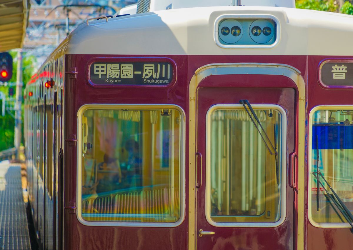 Train Hankyu circulant dans la ville de Kobe