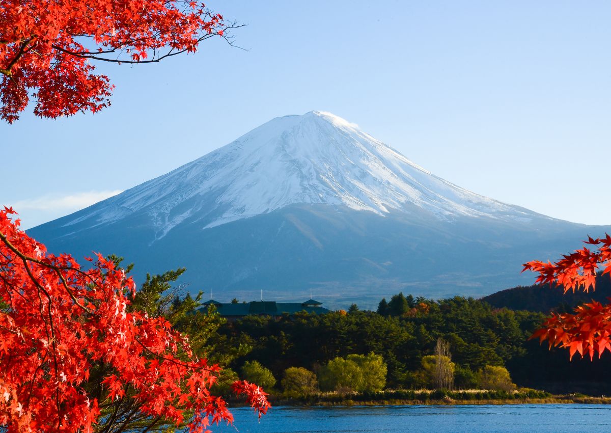Le mont Fuji encadré par un feuillage automnal, Japon